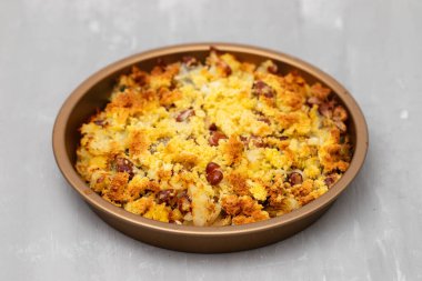 Mısır ekmekli morina balığı, ıspanak ve haşlanmış fasulye.