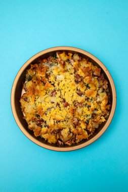 Mısır ekmekli morina balığı, ıspanak ve haşlanmış fasulye.