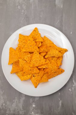 Beyaz tabakta portakallı Meksika cipsi.
