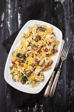 Mısır ekmekli morina balığı, ıspanak ve haşlanmış fasulye.