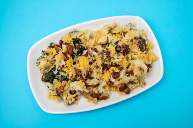 Mısır ekmekli morina balığı, ıspanak ve haşlanmış fasulye.