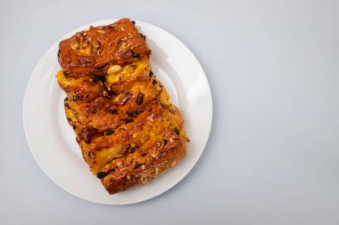 Tipik Portekiz meyveli kek Bolo Rainha beyaz büyük tabakta