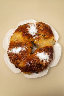 Tipik Portekiz meyveli kek Bolo Rainha beyaz büyük tabakta