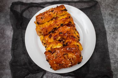 Tipik Portekiz meyveli kek Bolo Rainha beyaz büyük tabakta