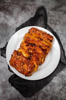 Tipik Portekiz meyveli kek Bolo Rainha beyaz büyük tabakta