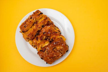 Tipik Portekiz meyveli kek Bolo Rainha beyaz büyük tabakta