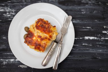 Tabağında Bacalhau com Natas 'ın morina balığı olan tipik Portekiz yemeği.