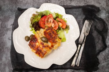 Tabağında Bacalhau com Natas 'ın morina balığı olan tipik Portekiz yemeği.