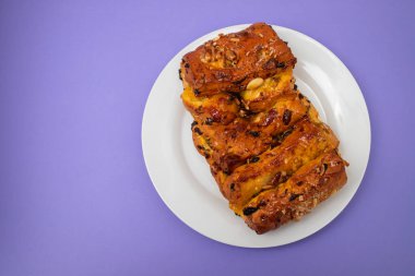 Tipik Portekiz meyveli kek Bolo Rainha beyaz büyük tabakta