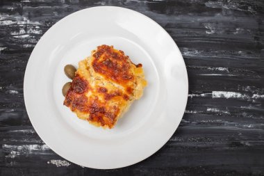 Tabağında Bacalhau com Natas 'ın morina balığı olan tipik Portekiz yemeği.