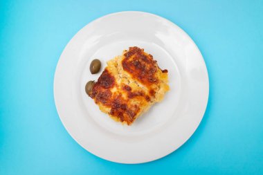 Tabağında Bacalhau com Natas 'ın morina balığı olan tipik Portekiz yemeği.