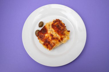 Tabağında Bacalhau com Natas 'ın morina balığı olan tipik Portekiz yemeği.