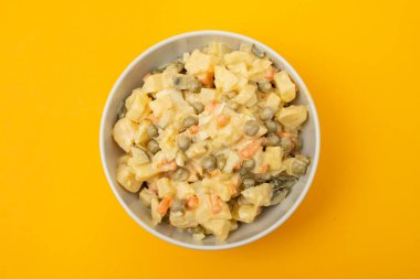 Küçük beyaz kasede Rus sebze salatası