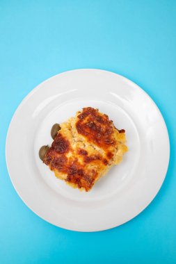 Tabağında Bacalhau com Natas 'ın morina balığı olan tipik Portekiz yemeği.