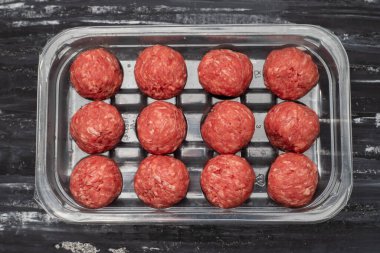 Plastik kutuda taze çiğ et toplarının en üst görüntüsü