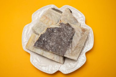 Beyaz, güzel, büyük tabakta kuru morina balığı