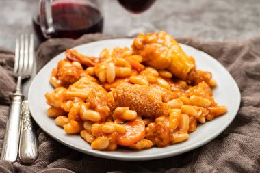 Tipik Portekiz yemeği Tripas a moda do porto on plaka