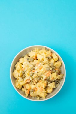 Küçük beyaz kasede Rus sebze salatası