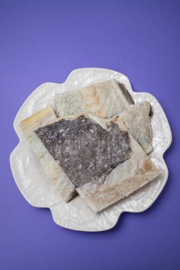 Beyaz, güzel, büyük tabakta kuru morina balığı