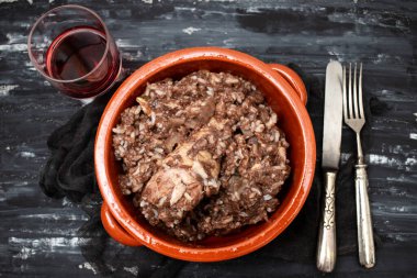 Tipik Portekiz tavuğu ve seramik tabakta pilav. Arroz de Cabidela.