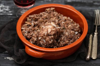 Tipik Portekiz tavuğu ve seramik tabakta pilav. Arroz de Cabidela.