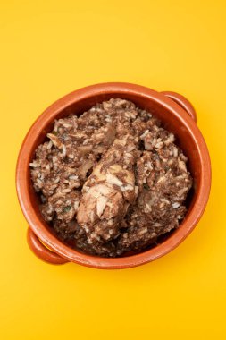 Tipik Portekiz tavuğu ve seramik tabakta pilav. Arroz de Cabidela.