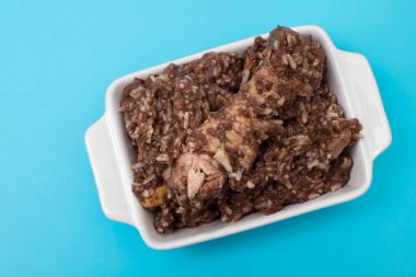 Tipik Portekiz usulü tavuklu pilav. Arroz de Cabidela.