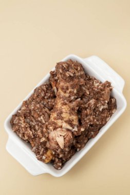 Tipik Portekiz usulü tavuklu pilav. Arroz de Cabidela.