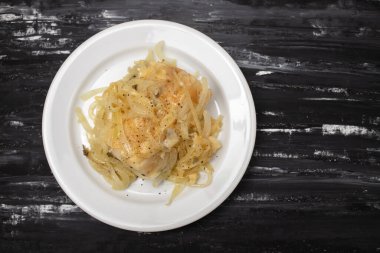 Geleneksel Portekiz kuzeni, zeytinyağlı morina balığı soğanı.