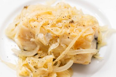 Geleneksel Portekiz kuzeni, zeytinyağlı morina balığı soğanı.