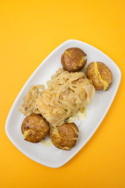 Geleneksel Portekiz kuzeni, patates ve soğanlı morina balığı, zeytinyağı ile kaplı..