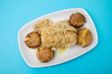 Geleneksel Portekiz kuzeni, patates ve soğanlı morina balığı, zeytinyağı ile kaplı..