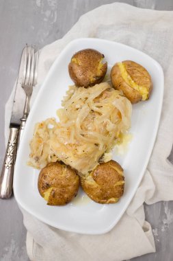 Geleneksel Portekiz kuzeni, patates ve soğanlı morina balığı, zeytinyağı ile kaplı..