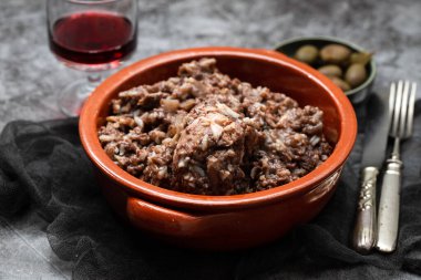 Tipik Portekiz tavuğu ve seramik tabakta pilav. Arroz de Cabidela.