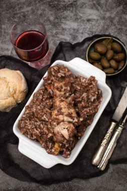 Tipik Portekiz usulü tavuklu pilav. Arroz de Cabidela.