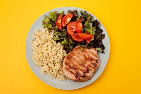 Gegrillter Fleisch Hamburger Mit Gekochtem Reis Und Salat Auf Weißem Stockbild