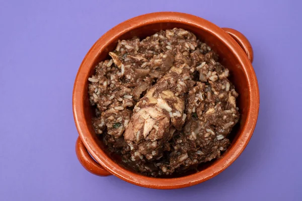 典型的なポルトガル料理のチキンとセラミックディッシュの米 アロス カビデラ ストック画像