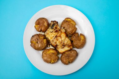 Geleneksel Portekiz kuzeni, patates ve soğanlı morina balığı, zeytinyağı ile kaplı..