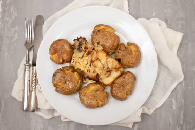 Geleneksel Portekiz kuzeni, patates ve soğanlı morina balığı, zeytinyağı ile kaplı..