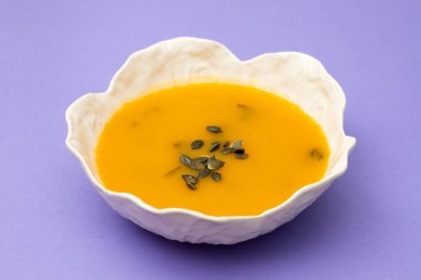 Beyaz kasede balkabağı ve ıspanak çorbası