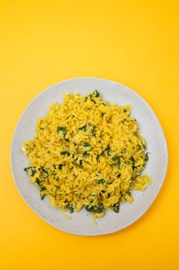 Yumurtalı pirinç ve tabakta ıspanak.