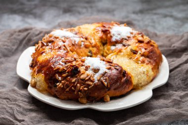 Tipik Portekiz meyveli kek Bolo Rainha beyaz büyük tabakta