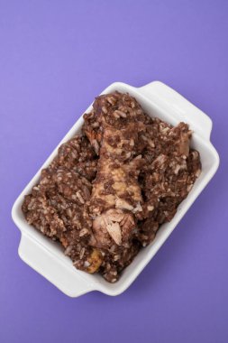 Tipik Portekiz tavuğu ve seramik tabakta pilav. Arroz de Cabidela.