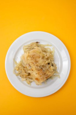 Geleneksel Portekiz kuzeni, zeytinyağlı morina balığı soğanı.