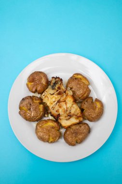 Geleneksel Portekiz kuzeni, patates ve soğanlı morina balığı, zeytinyağı ile kaplı..