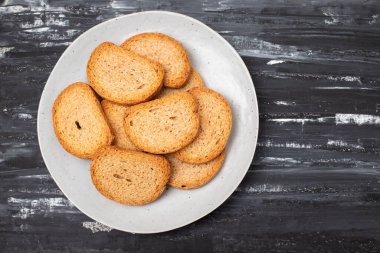 Sağlıklı yaşam için birkaç çıtır tost, tabakta kızarmış ekmek.