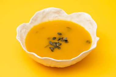 Beyaz kasede balkabağı ve ıspanak çorbası