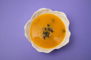 Beyaz kasede balkabağı ve ıspanak çorbası