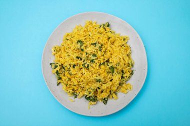 Yumurtalı pirinç ve tabakta ıspanak.