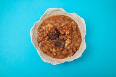 Tipik Portekiz yemeği. Fasulye ve füme sosis. Beyaz kasede.